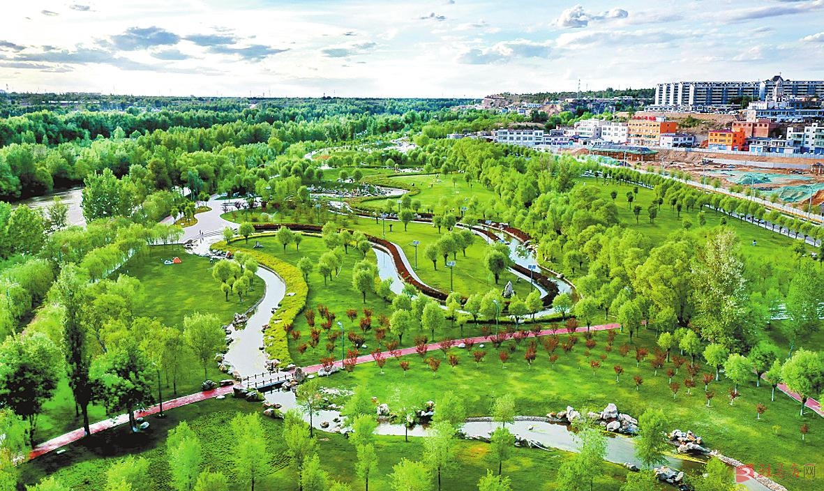 5月24日拍摄的榆林市榆溪河生态长廊.