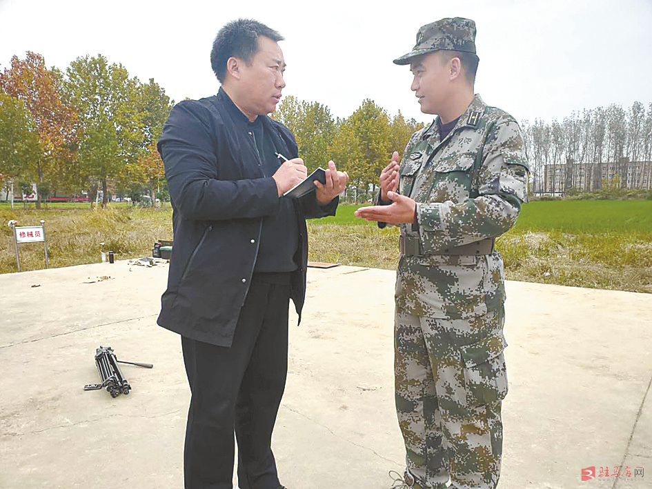 全媒体记者杨晓晖在驻马店军分区教导队民兵训练基地采访泌阳县基