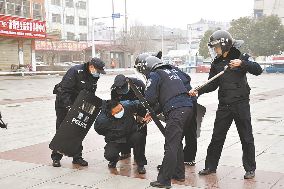 1月25日上午,确山县公安局巡特警大队在火车站开展应急处突演练.