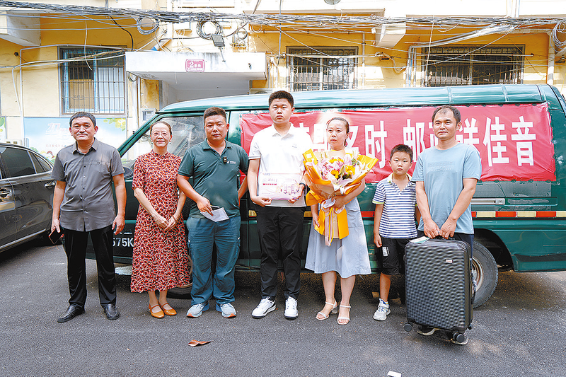 全市高考录取通知书开始投递 首封录取通知书已送达