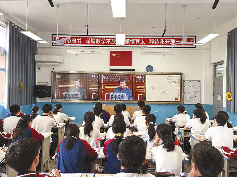 駐馬店市各學校組織師生觀看閱兵盛況