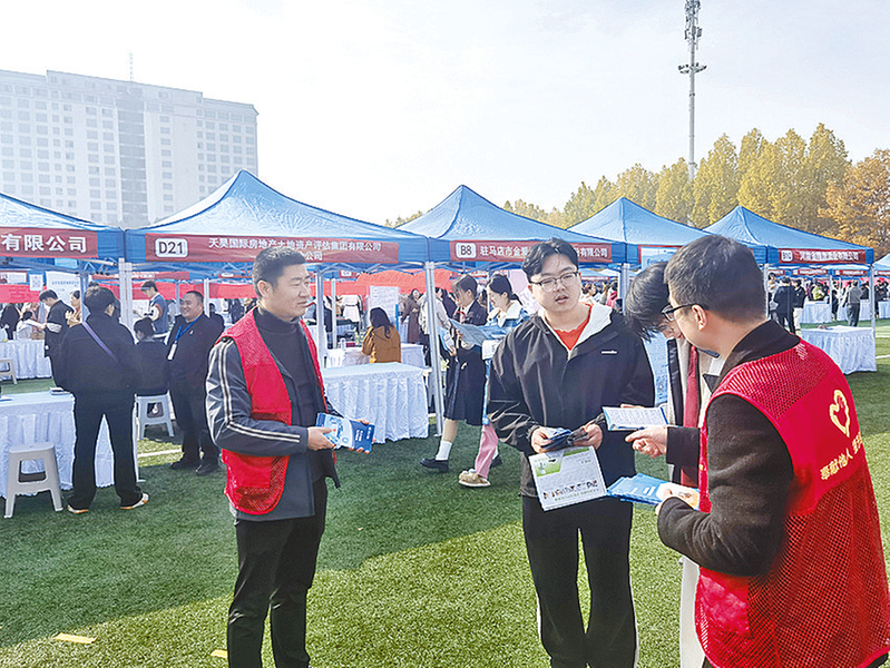 社保服务进高校 护航学子稳就业