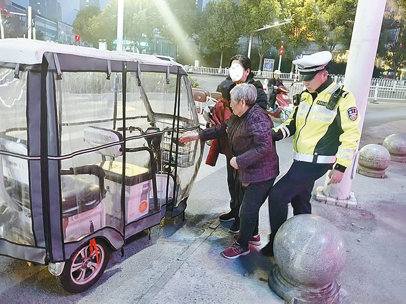 九旬老人街头迷途 辅警“刷脸”助其回家