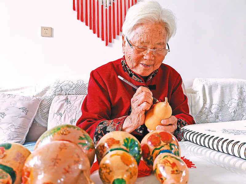 89岁魏秀萍 妙笔生花绘葫芦  