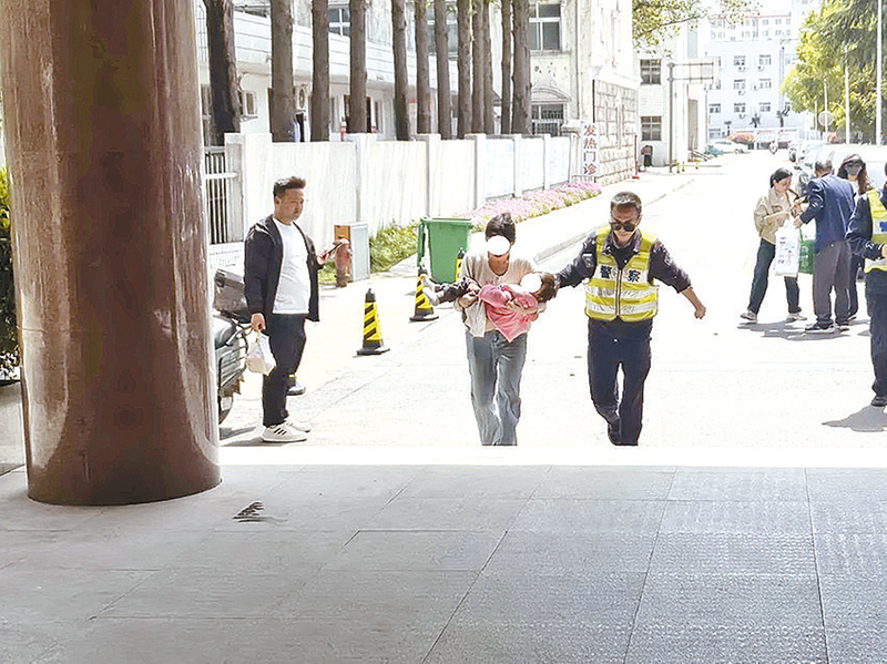 幼童燙傷急需救治 交警緊急開(kāi)道護(hù)航