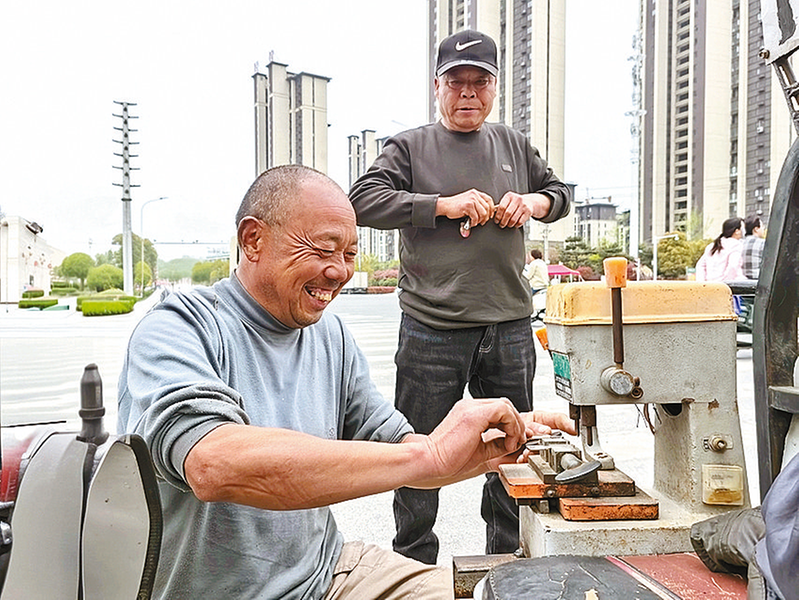身残志坚守小摊 勤劳撑起幸福家  